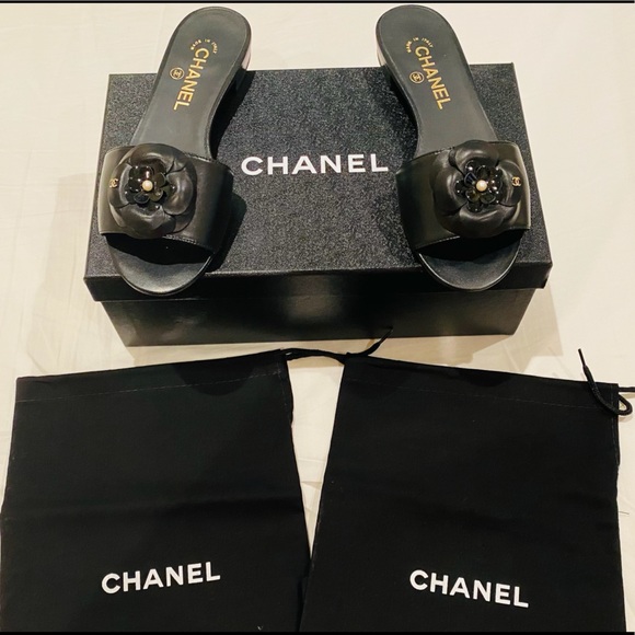 CHANEL Shoes - 🎉Host Pick🎉CHANEL Camellia Lambskin Pearl Slide